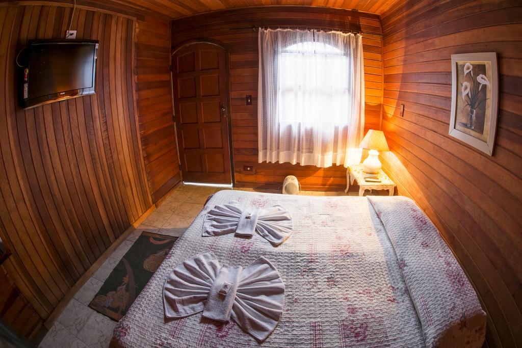 Quarto com Cama de Casal ou 2 de Solteiro